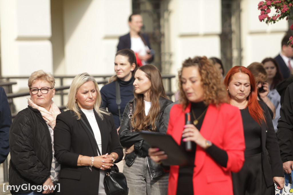 Młodzież zatańczyła Poloneza na rynku w Głogowie