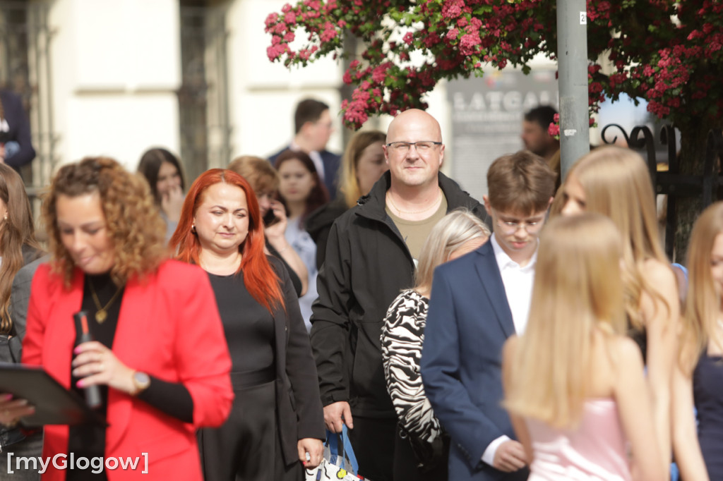 Młodzież zatańczyła Poloneza na rynku w Głogowie