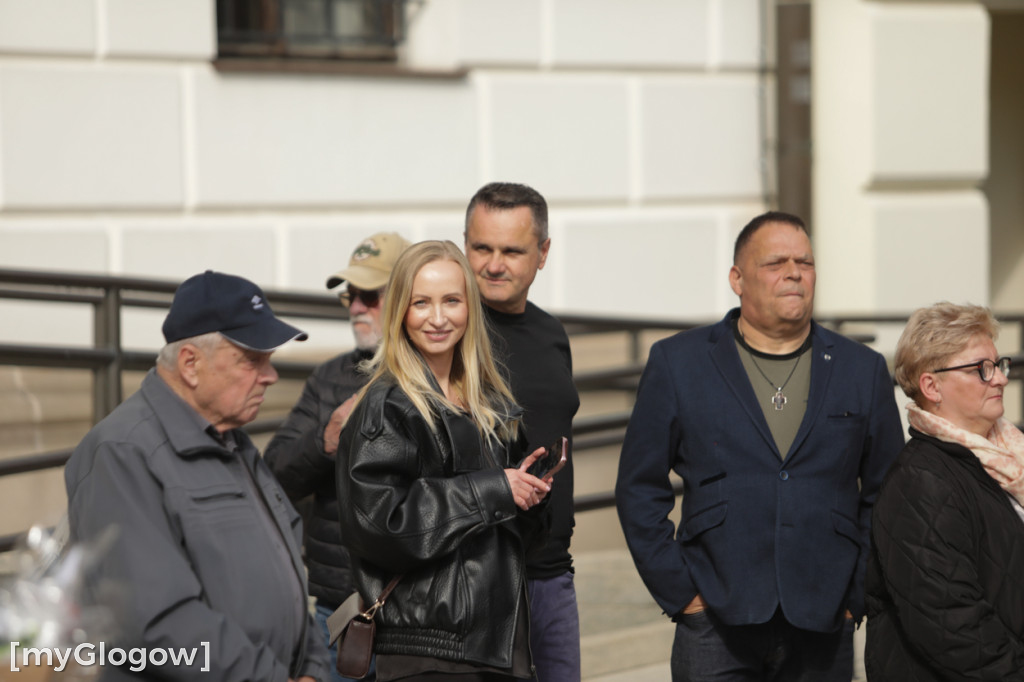 Młodzież zatańczyła Poloneza na rynku w Głogowie