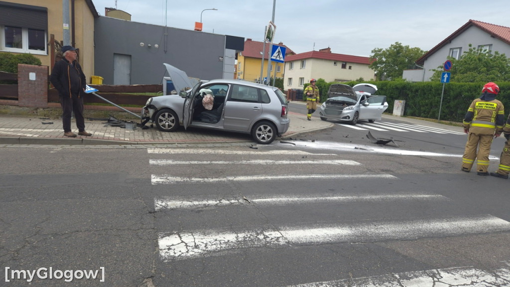 Kolizja na skrzyżowaniu. Są poszkodowani