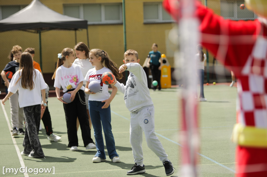 Zajęcia z piłki ręcznej w SP 11 w Głogowie
