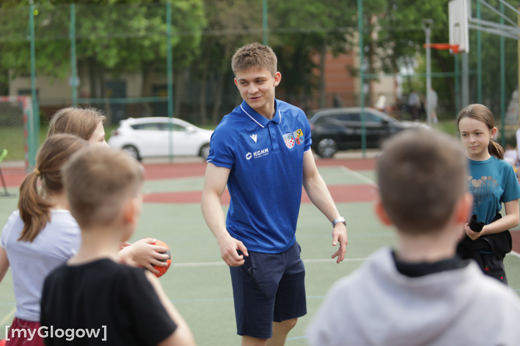Zajęcia z piłki ręcznej w SP 11 w Głogowie