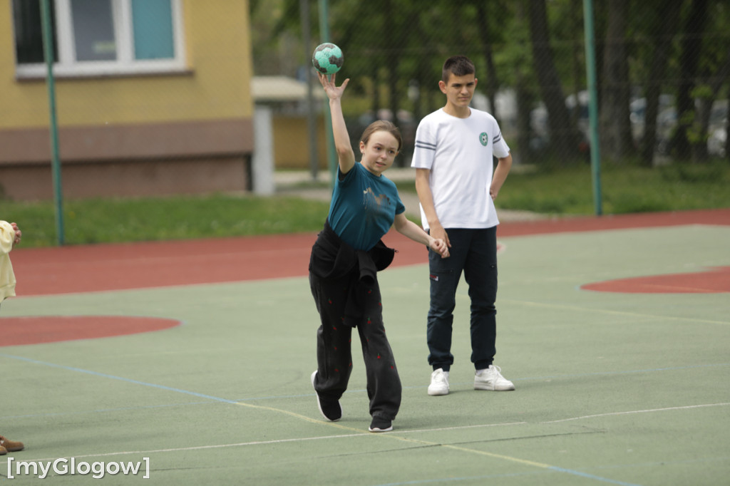Zajęcia z piłki ręcznej w SP 11 w Głogowie