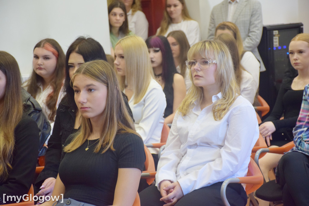 Empatia czy wiedza? Debata w PANS w Głogowie