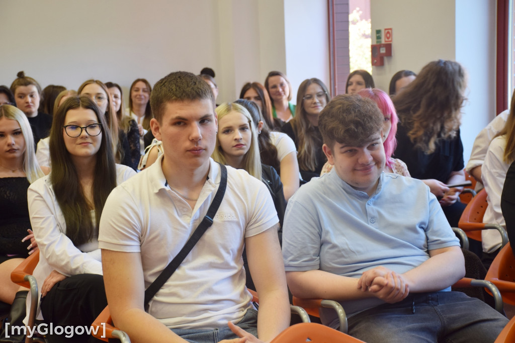 Empatia czy wiedza? Debata w PANS w Głogowie