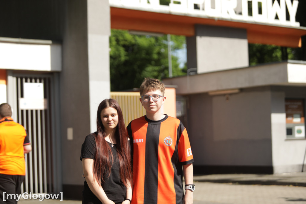 Tłumy kibiców idą na mecz Chrobrego