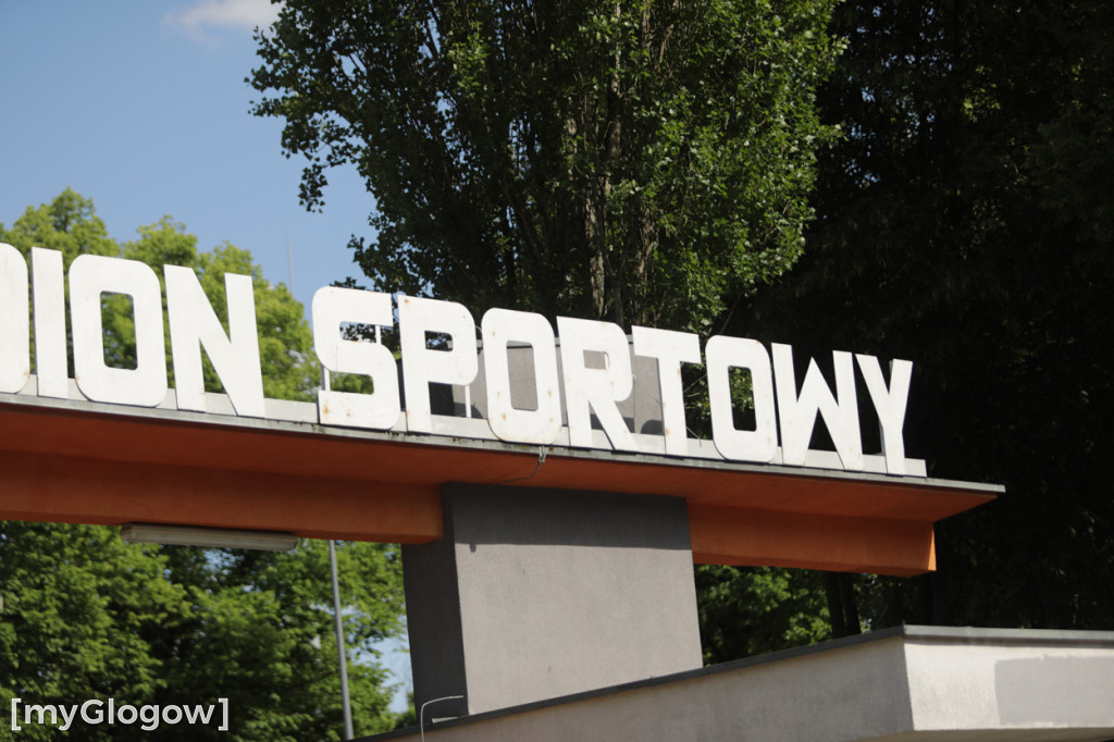 Tłumy kibiców idą na mecz Chrobrego