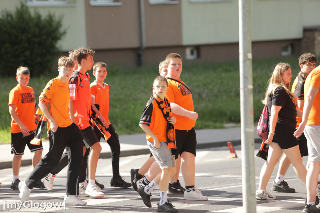 Tłumy kibiców idą na mecz Chrobrego