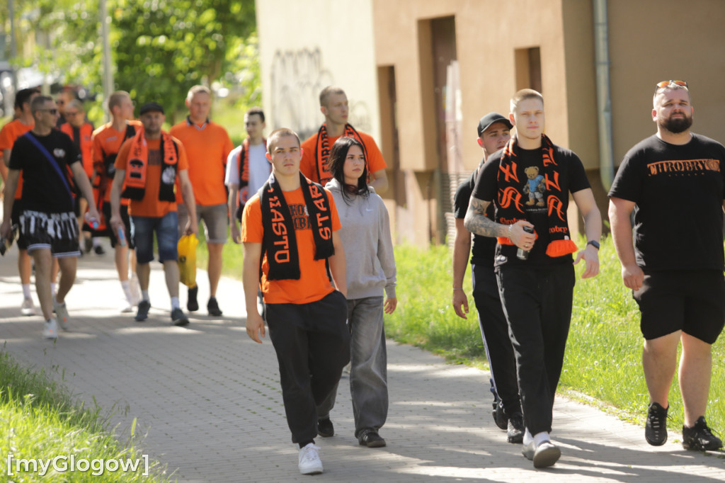 Tłumy kibiców idą na mecz Chrobrego
