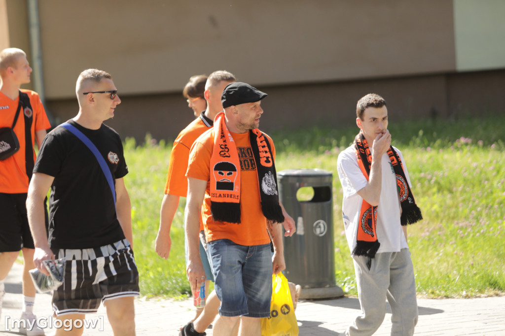Tłumy kibiców idą na mecz Chrobrego