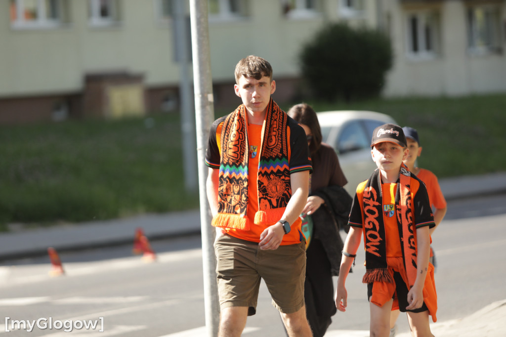 Tłumy kibiców idą na mecz Chrobrego