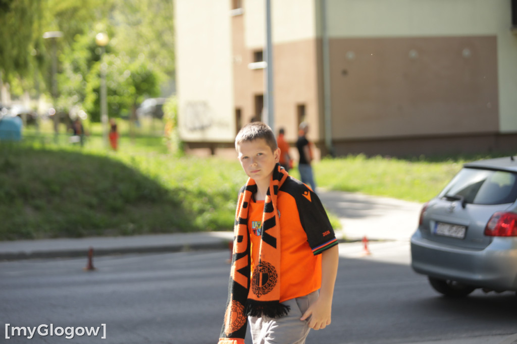 Tłumy kibiców idą na mecz Chrobrego