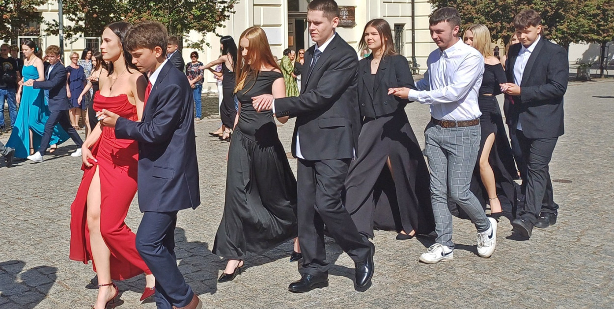 Polonez SP 2 na głogowskim rynku