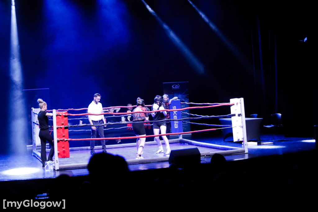 Bokserski ring na scenie w Głogowie
