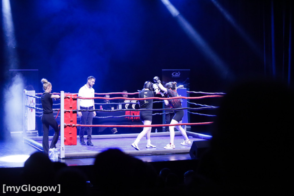 Bokserski ring na scenie w Głogowie