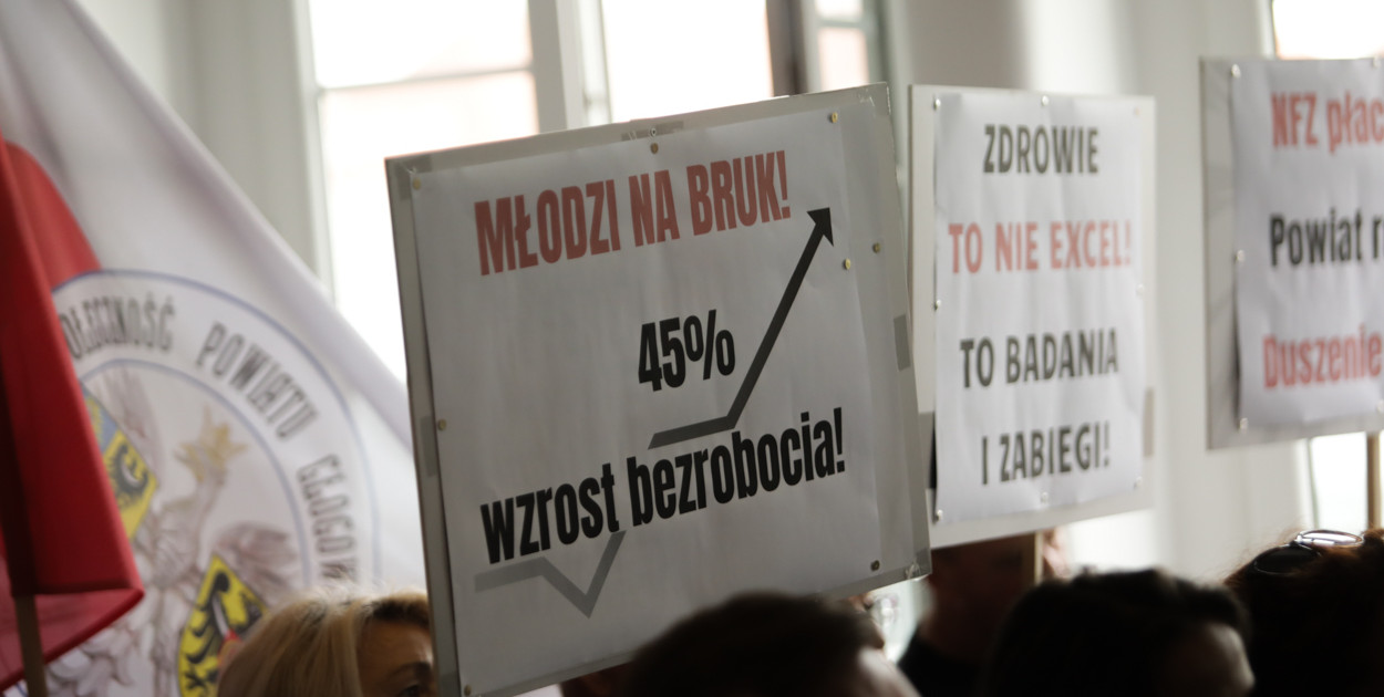 Transparenty na sesji w starostwie
