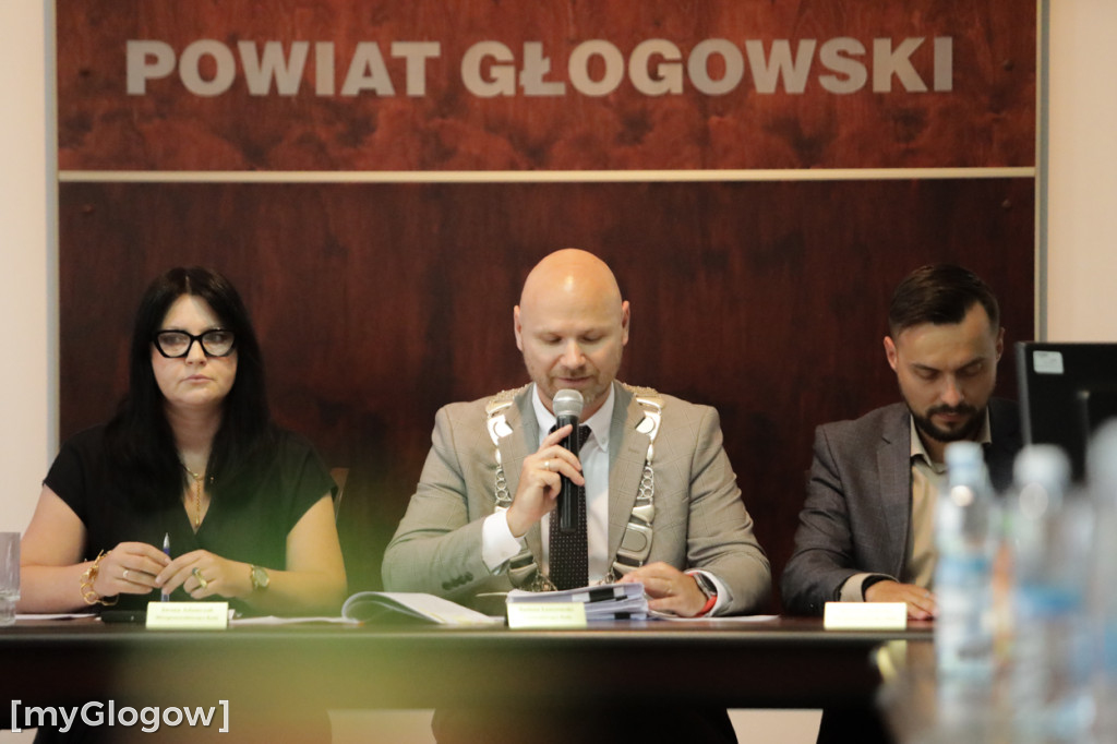 Transparenty na sesji w starostwie