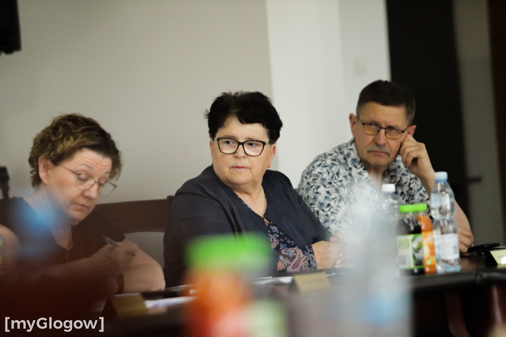 Transparenty na sesji w starostwie