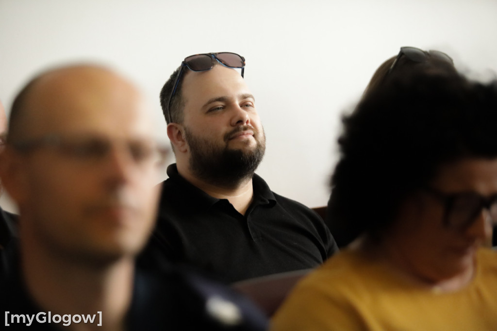 Transparenty na sesji w starostwie