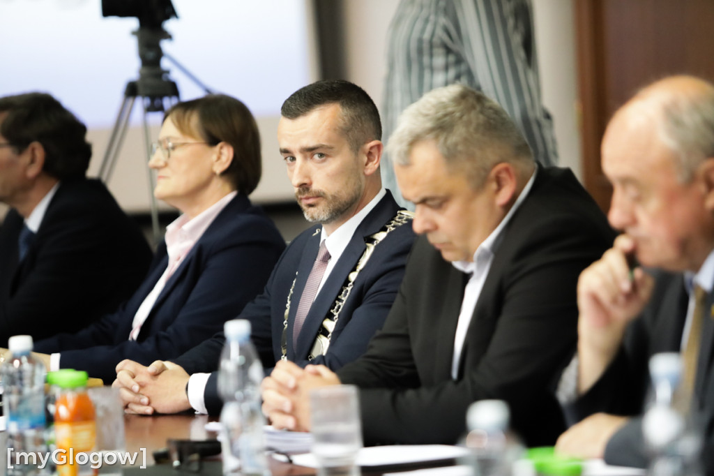 Transparenty na sesji w starostwie