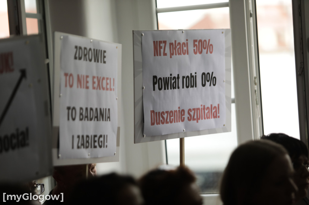 Transparenty na sesji w starostwie