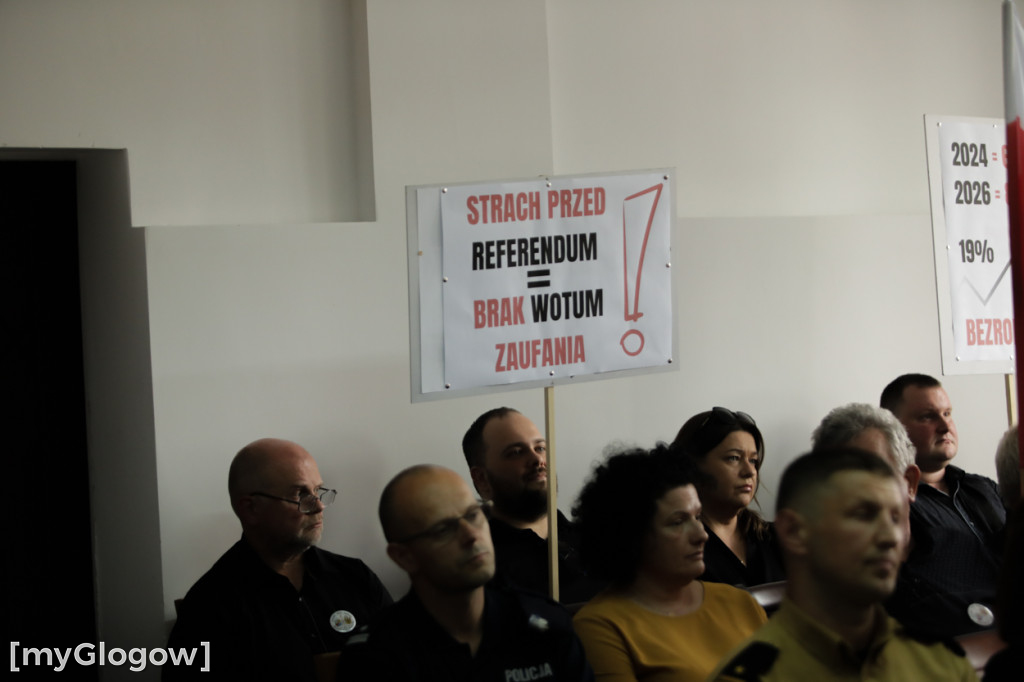 Transparenty na sesji w starostwie