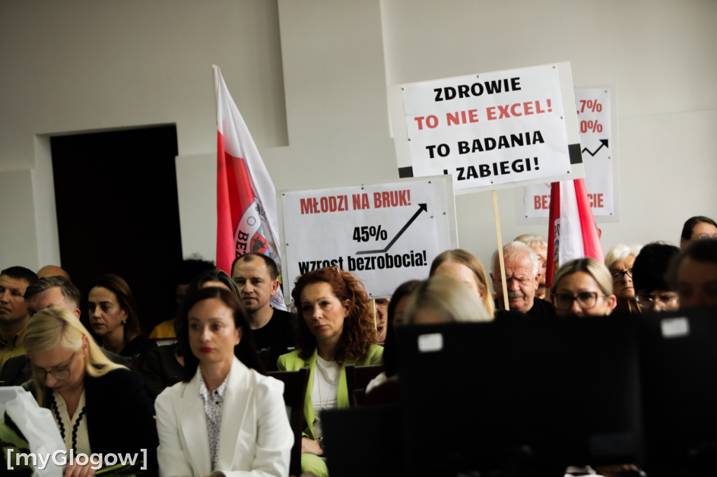 Transparenty na sesji w starostwie