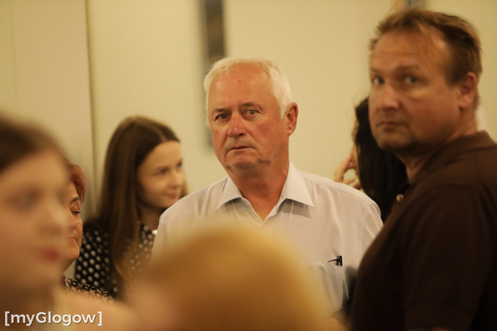 Grupa Etna z występem na scenie teatru