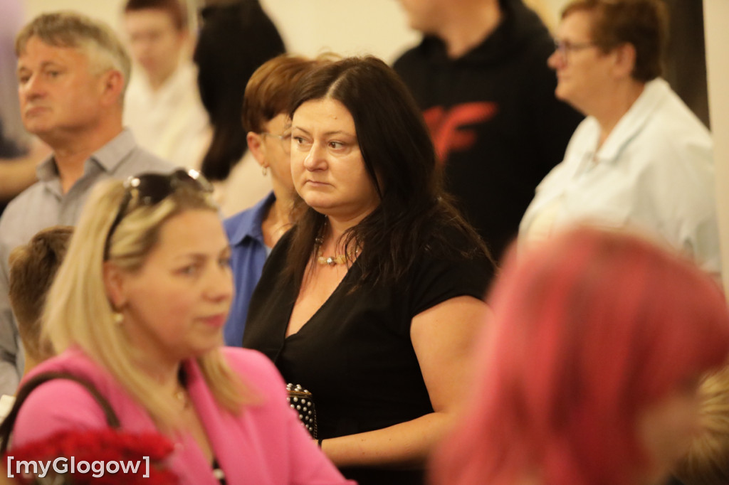 Grupa Etna z występem na scenie teatru