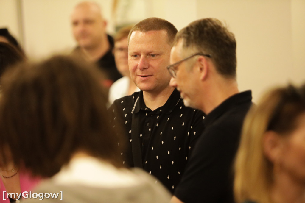 Grupa Etna z występem na scenie teatru