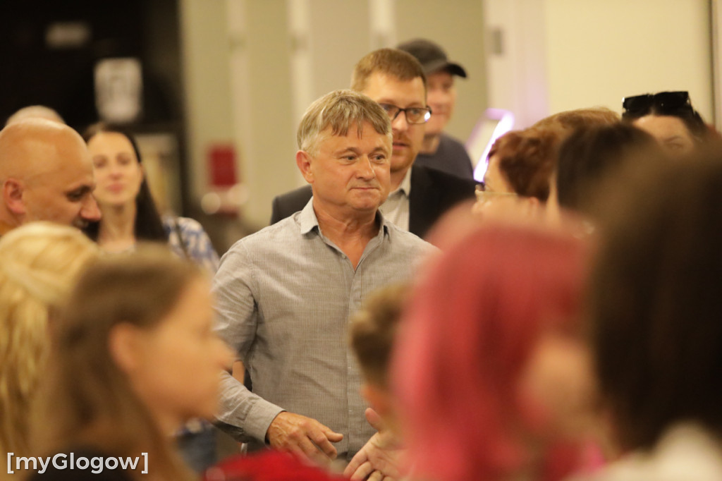 Grupa Etna z występem na scenie teatru
