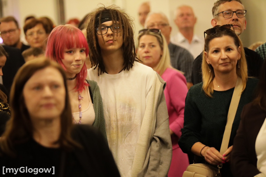 Grupa Etna z występem na scenie teatru
