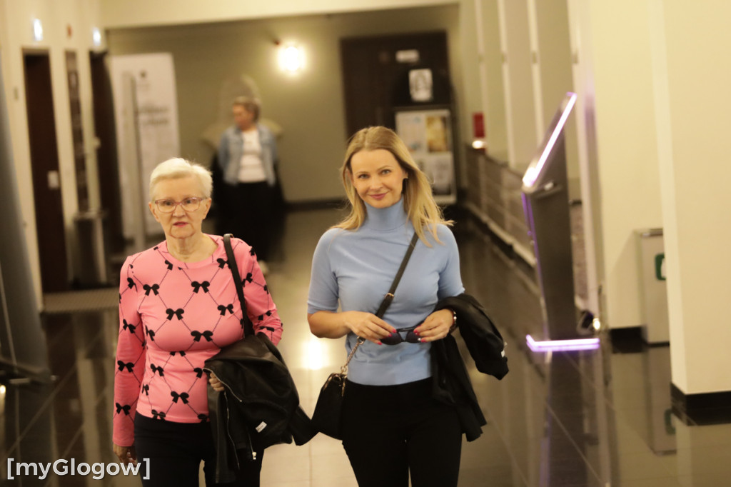 Grupa Etna z występem na scenie teatru