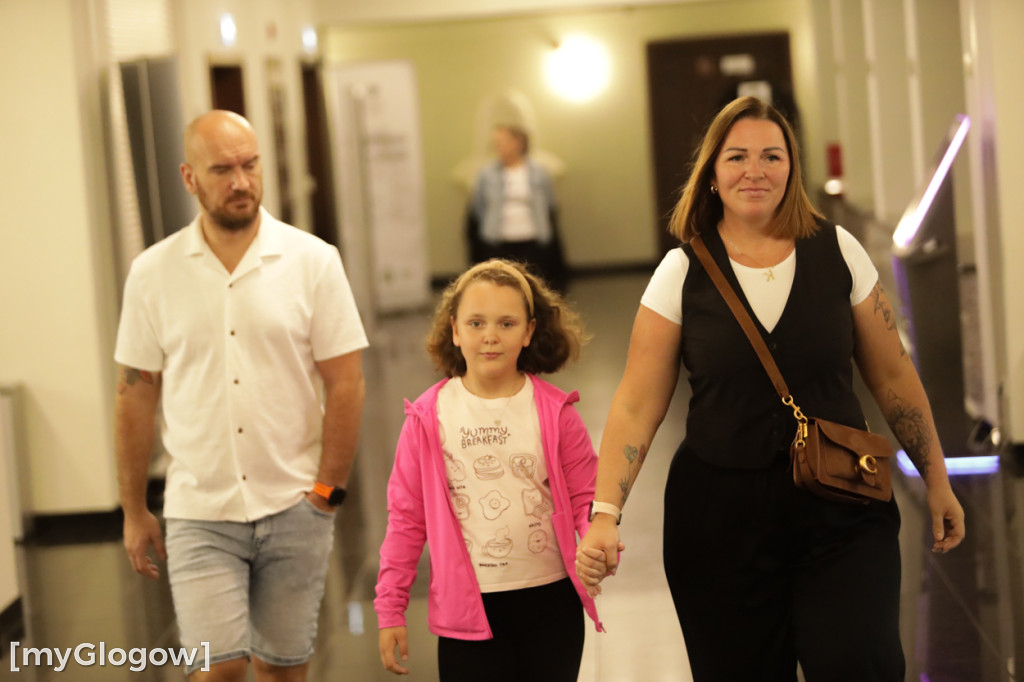 Grupa Etna z występem na scenie teatru