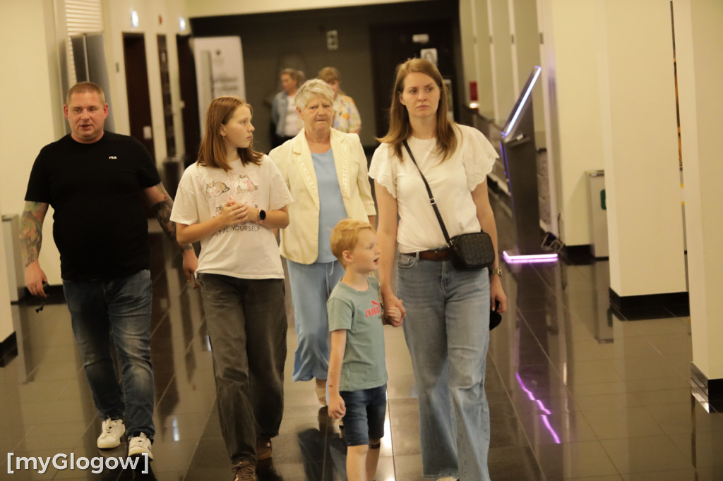 Grupa Etna z występem na scenie teatru