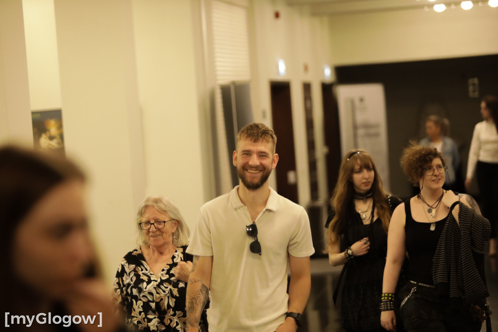Grupa Etna z występem na scenie teatru