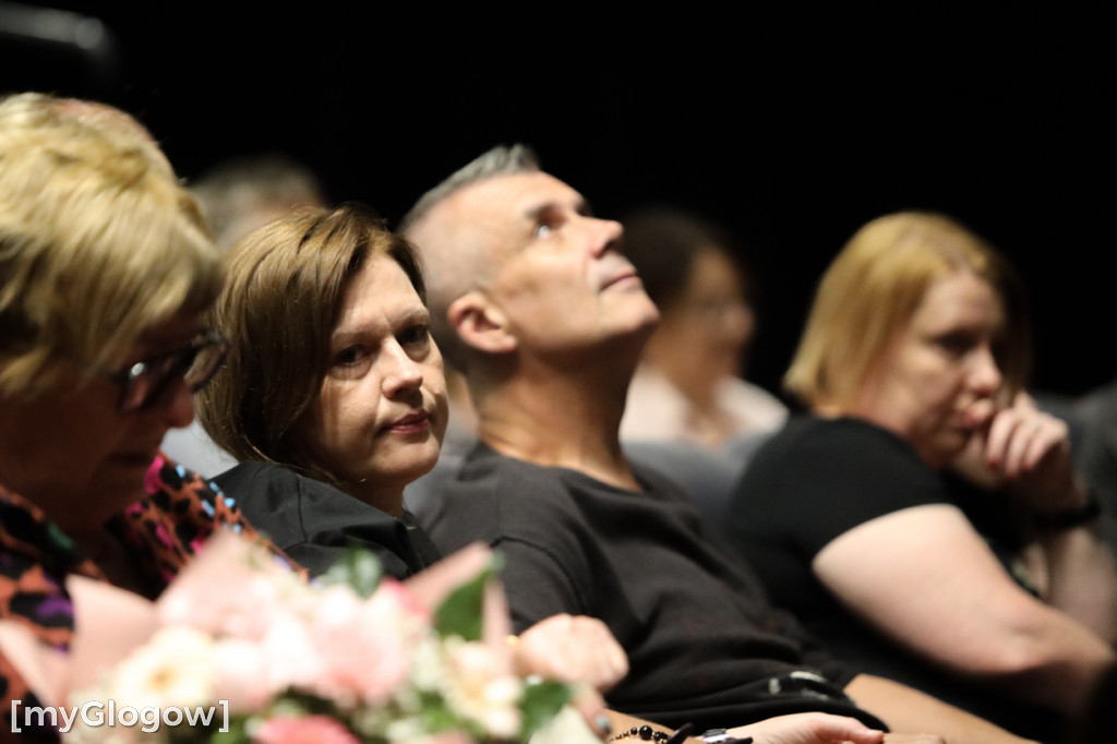 Grupa Etna z występem na scenie teatru