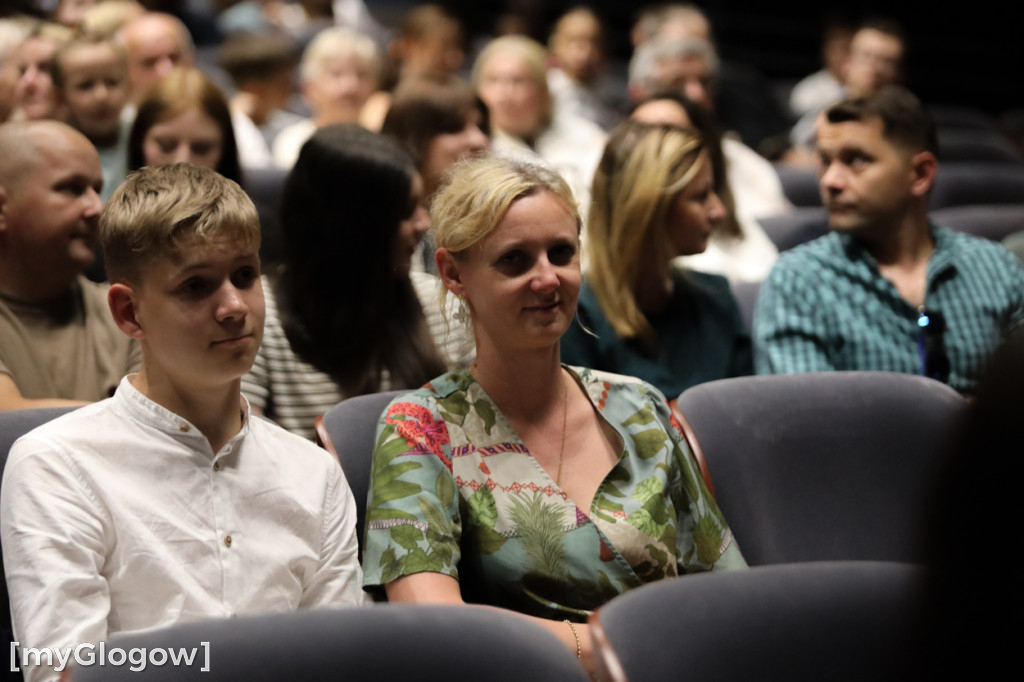Grupa Etna z występem na scenie teatru