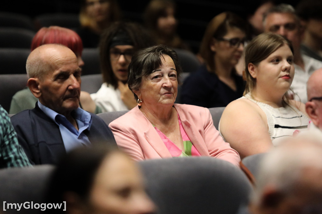 Grupa Etna z występem na scenie teatru