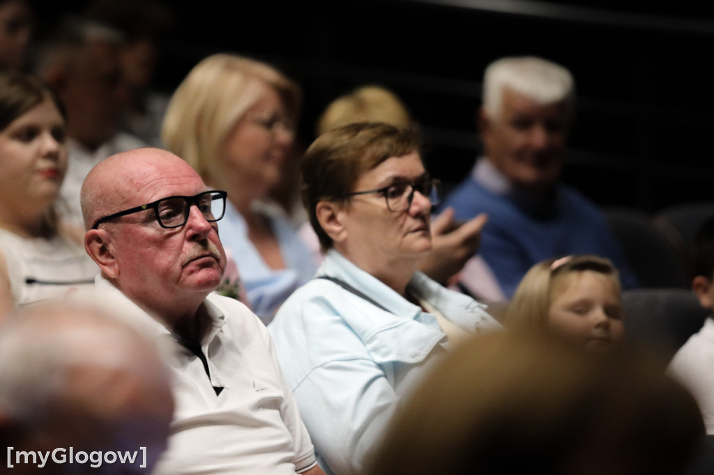 Grupa Etna z występem na scenie teatru