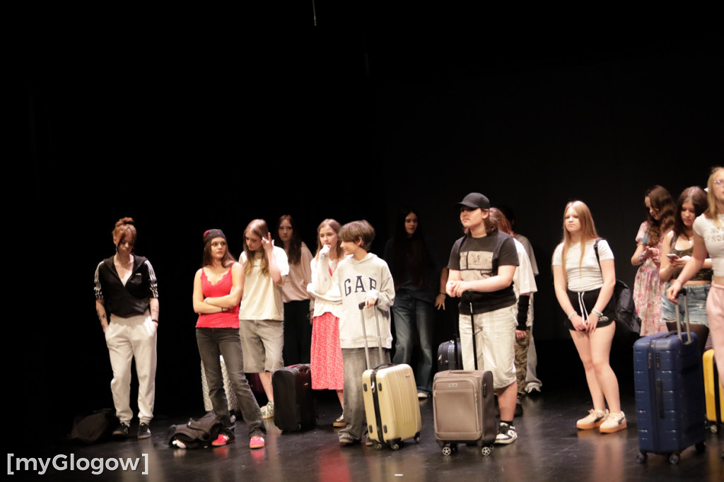 Grupa Etna z występem na scenie teatru
