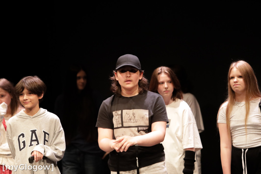 Grupa Etna z występem na scenie teatru