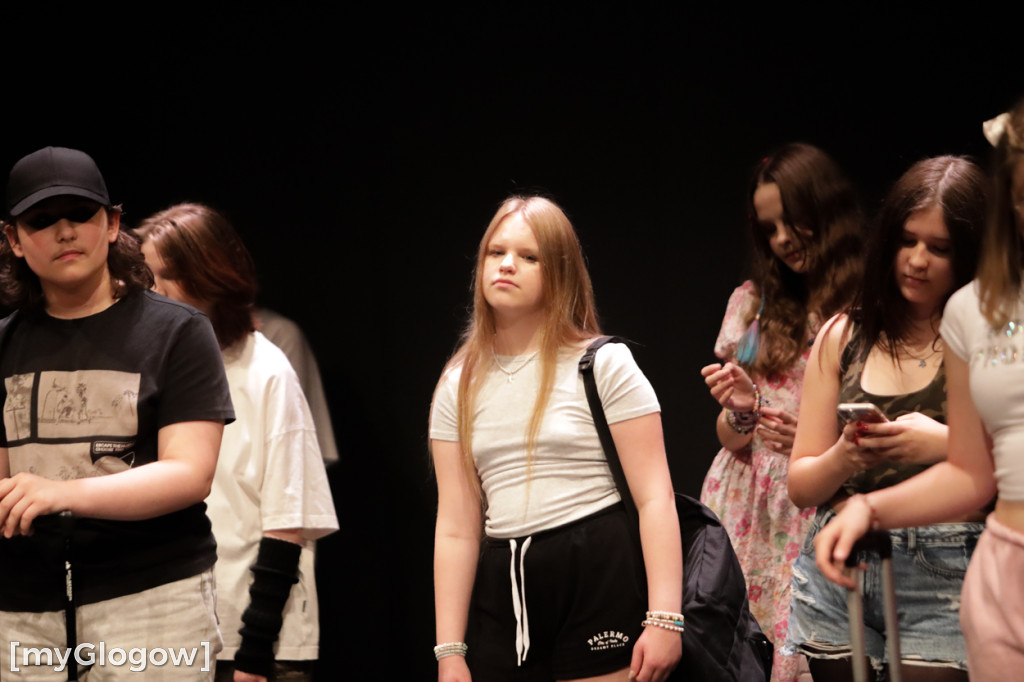 Grupa Etna z występem na scenie teatru