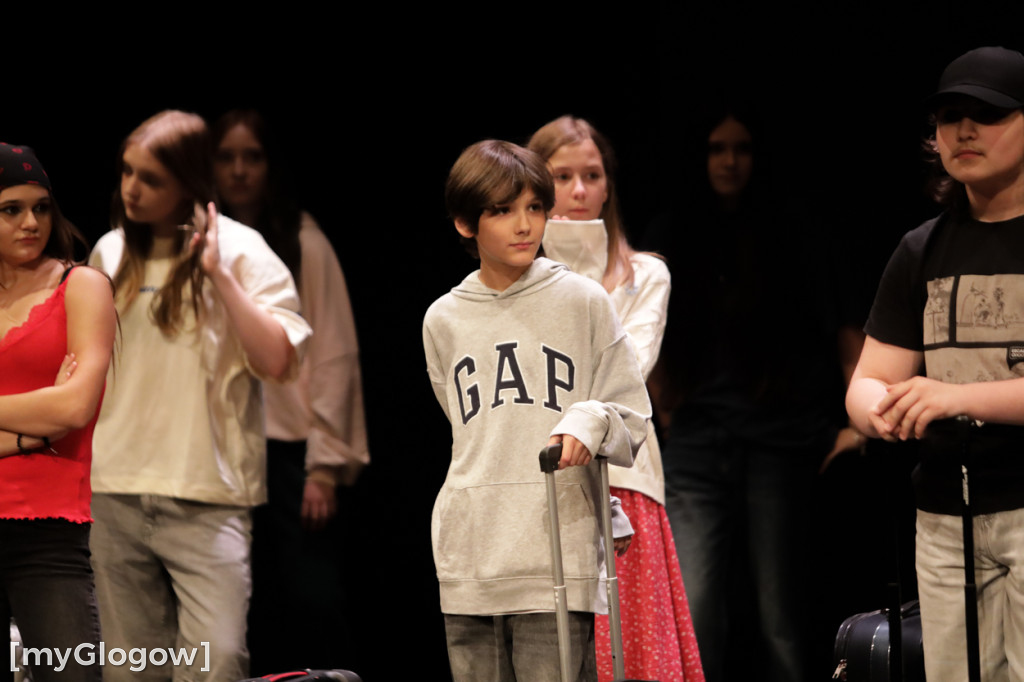 Grupa Etna z występem na scenie teatru