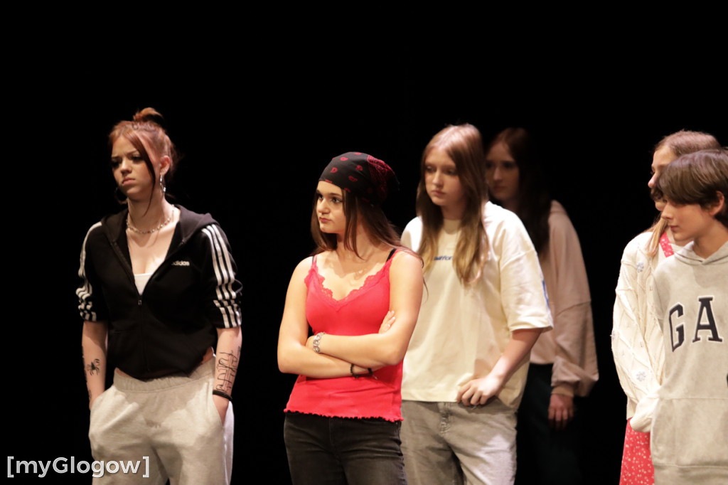 Grupa Etna z występem na scenie teatru