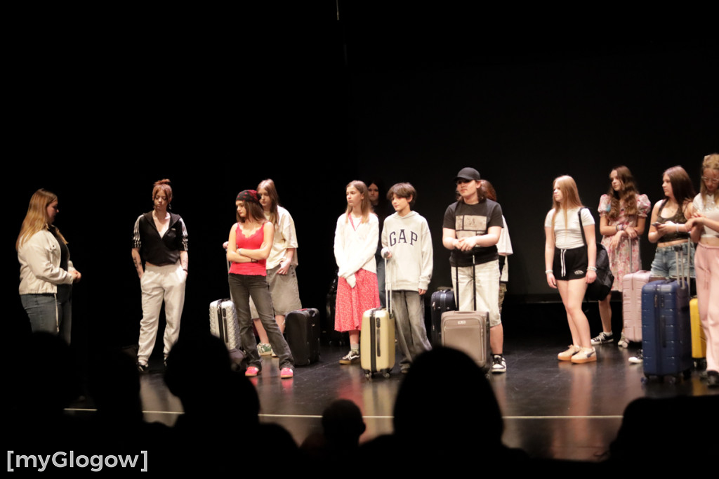 Grupa Etna z występem na scenie teatru