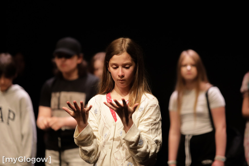 Grupa Etna z występem na scenie teatru