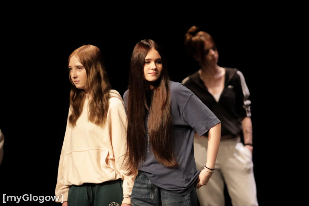Grupa Etna z występem na scenie teatru