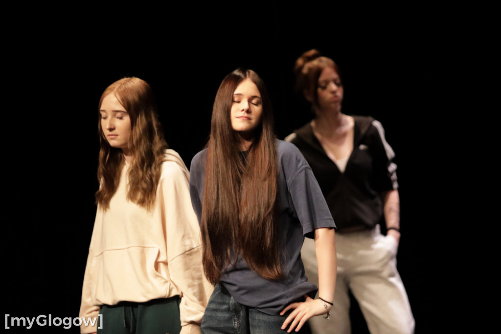 Grupa Etna z występem na scenie teatru