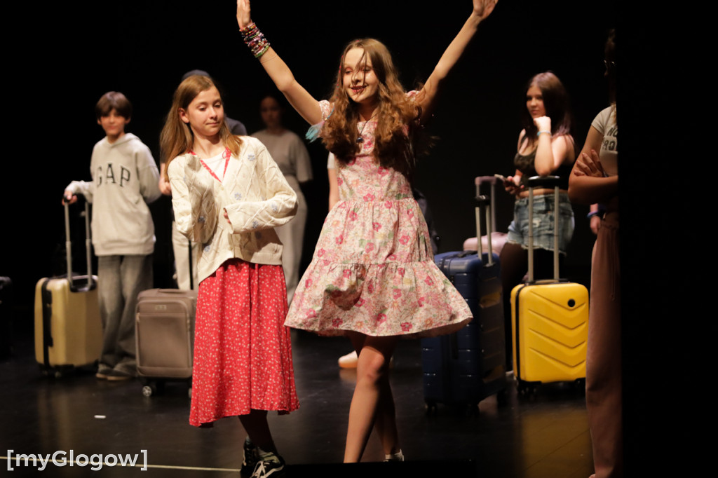 Grupa Etna z występem na scenie teatru